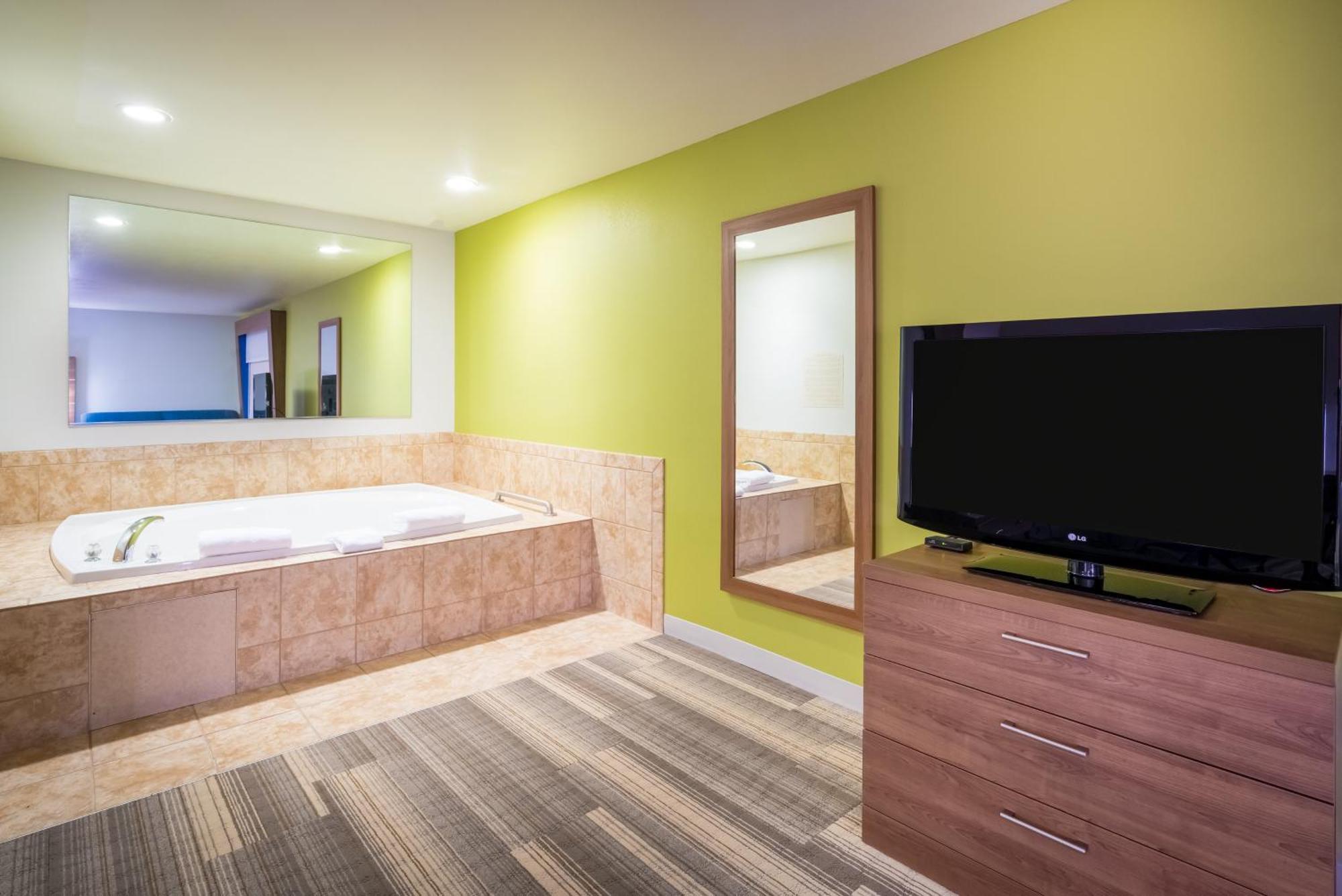 Holiday Inn Express & Suites Rocky Mount Smith Mountain Lake By Ihg Exterior foto