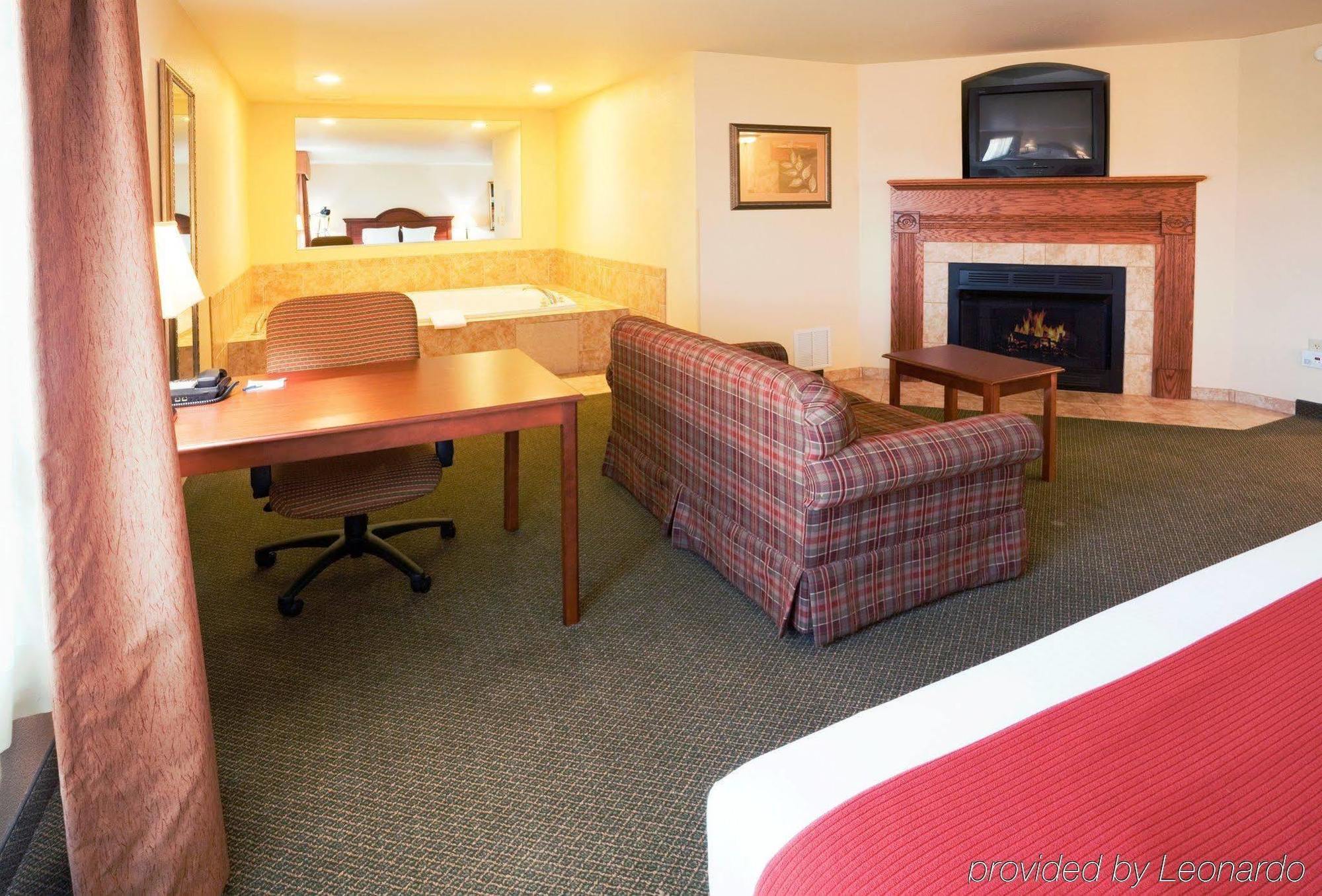 Holiday Inn Express & Suites Rocky Mount Smith Mountain Lake By Ihg Exterior foto